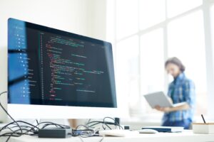 simulação de ataque auditeste blog tela de computador com códigos