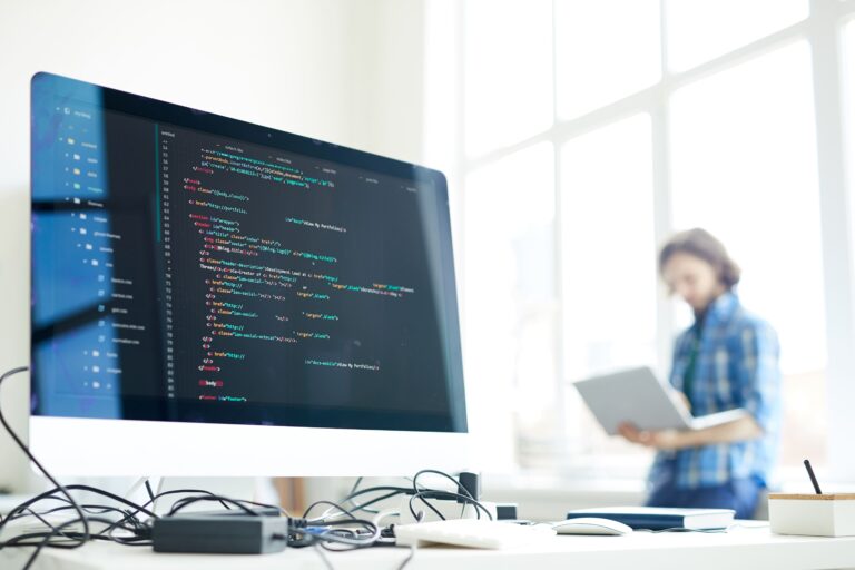 simulação de ataque auditeste blog tela de computador com códigos