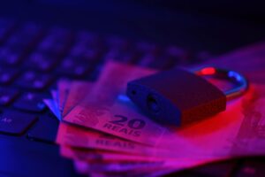 cibersegurança no setor financeiro auditeste blog cadeado em cima de notas de reais